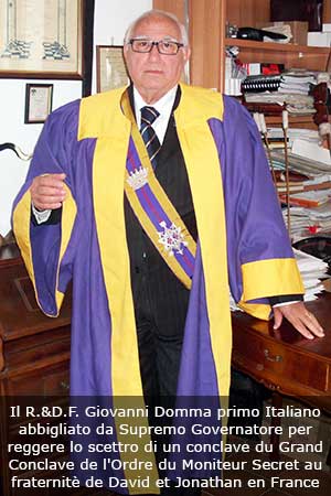 Giovanni Domma abbigliato da Grande Ufficiale del Gran Conclave Nazionale del Secret Monitor