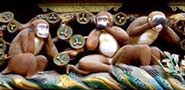 Le Tre Scimmiette guardiane del santuario di Toshogu a Nikko. I loro nomi sono Mizaru, Kikazaru e Iwazaru