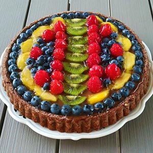 Crostata al cacao e frutta fresca