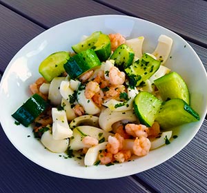 Insalata di anelli di totano e gamberetti con zucchine al microonde