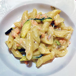 Penne con trota salmonata, zucchine e besciamella