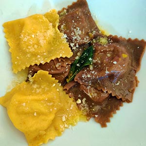 Ravioli al cacao con ripieno di zucca, patate e amaretti