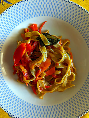 Tagliatelle di grano saraceno al sugo di peperoni dolci