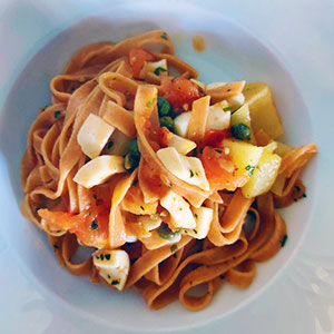 Tagliatelle rosse con anelli di totano e patate