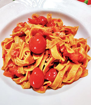 Tagliatelle di zucca al sugo di carote e pancetta