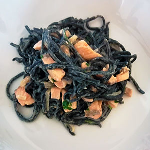 Tagliolini al nero di seppia con salmone fresco e philadelphia